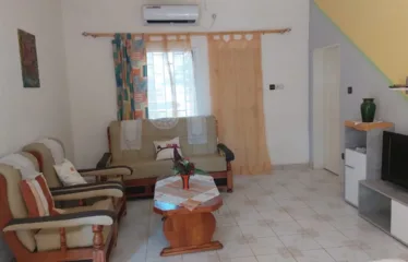 Appartement de 2 Chambres Salon WCD Cuisine Terrasse Jardin et Garage
