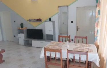 Appartement de 2 Chambres Salon WCD Cuisine Terrasse Jardin et Garage