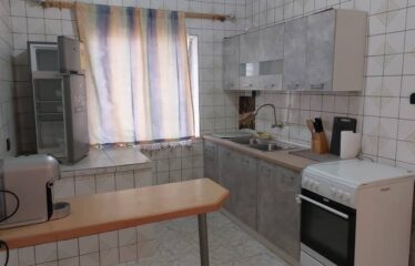 Appartement de 2 Chambres Salon WCD Cuisine Terrasse Jardin et Garage