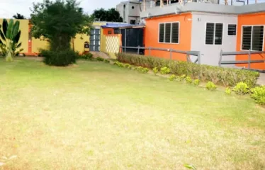 Cours Unique – Appartement 2 Chambres Salon WCD Cuisine Jardin Garage