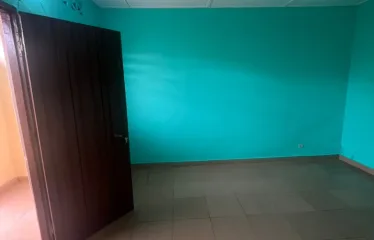 Chambre-salon à louer à Logogomé, proche du carrefour Aïsed