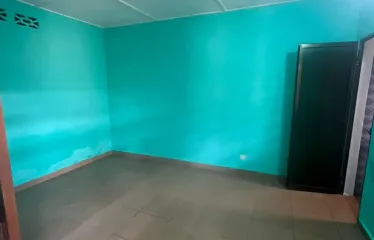 Chambre-salon à louer à Logogomé, proche du carrefour Aïsed
